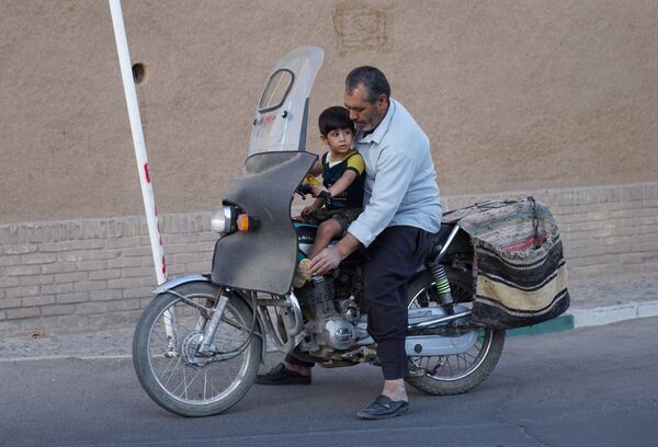 Iranian man drives his son on a bike Iranian man drives his son on a bike - Sputnik International