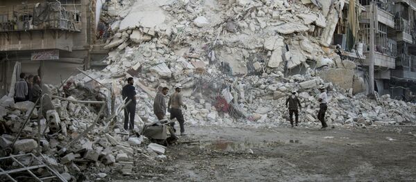 Members of the Syrian Civil Defence, known as the White Helmets, search for victims amid the rubble of a destroyed building following reported air strikes in the rebel-held Qatarji neighbourhood of the northern city of Aleppo, on October 17, 2016 - Sputnik International