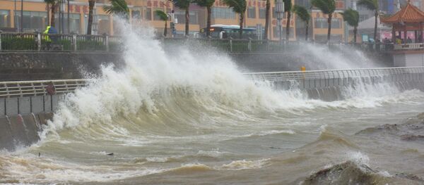 Waves triggered by Typhoon Haima crash against the shore in Shenzhen, China, October 21, 2016. Picture taken October 21, 2016 Waves triggered by Typhoon Haima crash against the shore in Shenzhen, China, October 21, 2016. Picture taken October 21, 2016 - Sputnik International