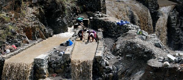 Local miners collect small rocks, as they mine for gold, from the waters that come from the mountains a day after Typhoon Haima struck Benguet province in northern Philippines, October 21, 2016 - Sputnik International