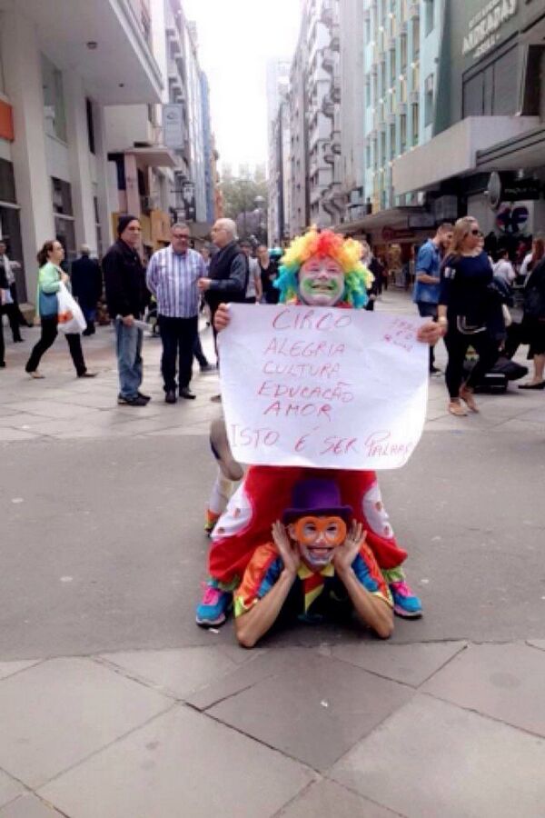 Clowns participating in the protest in the center of Porto Alegre - Sputnik International