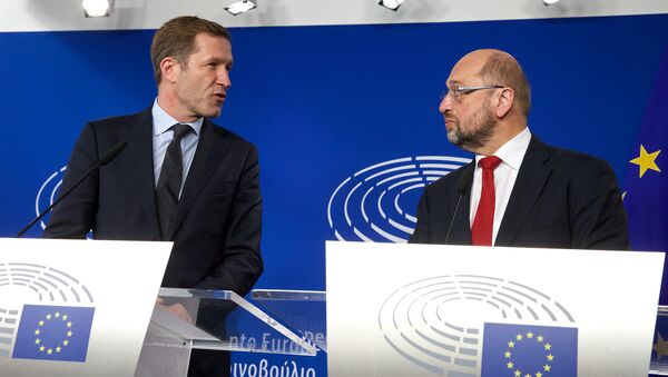 Wallonia's socialist government head Paul Magnette (L) and European Parliament President Martin Schulz hold a joint press conference after their meeting regarding CETA (EU-Canada Comprehensive Economic and Trade Agreement) at the European Parliament in Brussels on October 22, 2016 - Sputnik International