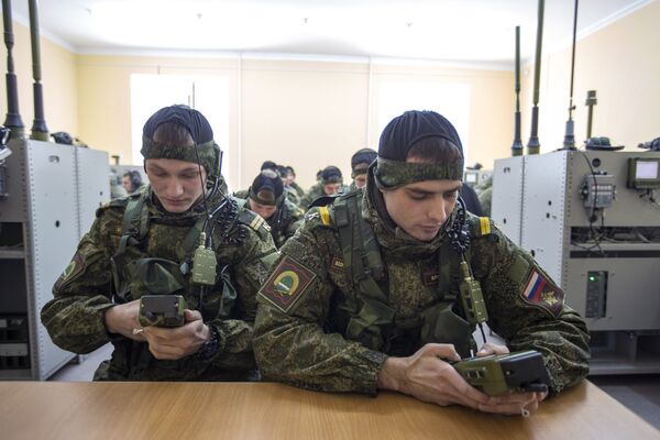 Students of the Far-East Higher Military Command Academy during a class in military communications Students of the Far-East Higher Military Command Academy during a class in military communications - Sputnik International