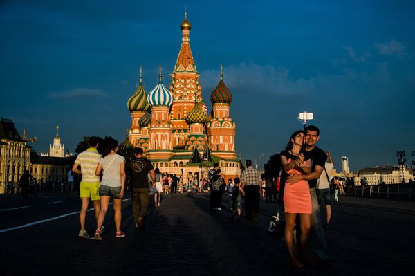 City residents and guests on Moscow's Red Square. Background: Saint Basil's Cathedral - Sputnik International