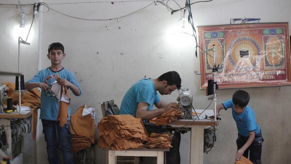Syrian refugees, including children, work at a clothes workshop in Gaziantep, southeastern Turkey (File) - Sputnik International