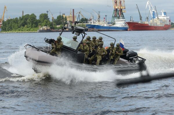 Soldiers on a military boat during the opening ceremony of the 7th International Maritime Defense Show in St. Petersburg. - Sputnik International