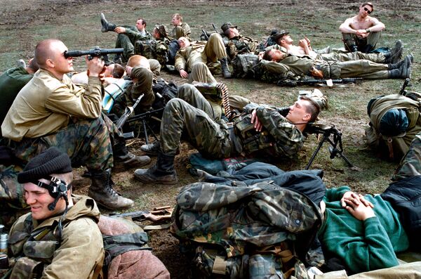 Paratroopers of the reconnaissance platoon in Chechnya rest after combat operations. - Sputnik International