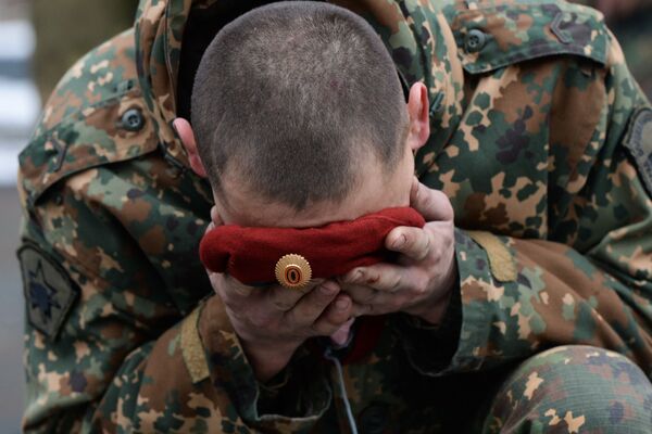 A soldier of the Special Purpose unit of the Federal National Guard Troops Service is seen during a ceremony, held after trials for the right to wear the maroon and dark green berets at the training center Gorny in the Novosibirsk region. Maroon and dark green berets are worn by members of elite Ministry of Internal Affairs Spetsnaz units. - Sputnik International