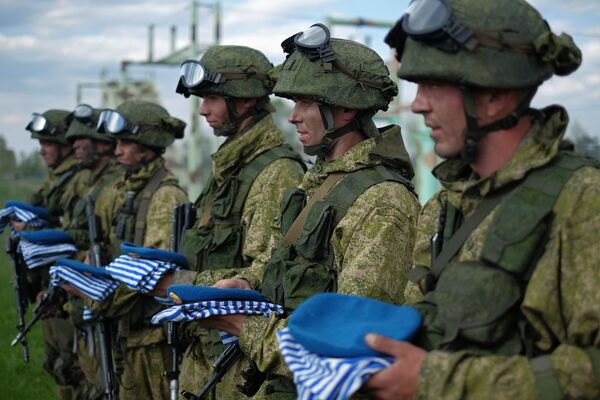 Soldiers of the Central Military District’s Spetsnaz hold blue berets and blue-and-white striped vests after passing the qualification tests for the right to wear a blue beret at the training center’s base in the Samara region. Blue berets are traditionally worn in the Russian Airborne Forces (paratroopers, or VDV). - Sputnik International