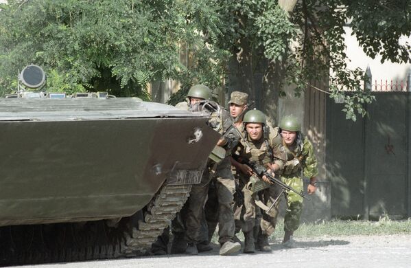 Spetsnaz soldiers prepare to storm a hospital in Budyonnovsk in the Stavropol Krai. The Budyonnovsk hospital hostage crisis took place on June 14-19, 1995, when a group of Chechen separatists attacked the southern Russian city of Budyonnovsk, killing 129 people and injuring 415. - Sputnik International