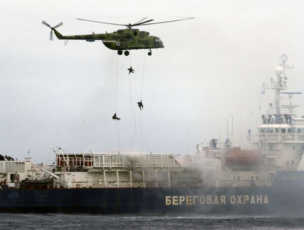 Russian Special Forces officers descend on a Russian coast guard seized ship during joint Russian-Korean maneuvers in the Pacific Ocean near the far eastern Russian port of Vladivostok on August 2, 2007. - Sputnik International
