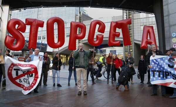 Demonstrators protest against CETA outside the EU summit in Brussels, Belgium, October 20, 2016 Demonstrators protest against CETA outside the EU summit in Brussels, Belgium, October 20, 2016 - Sputnik International