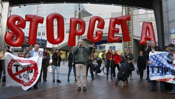 Demonstrators protest against CETA outside the EU summit in Brussels, Belgium, October 20, 2016 - Sputnik International
