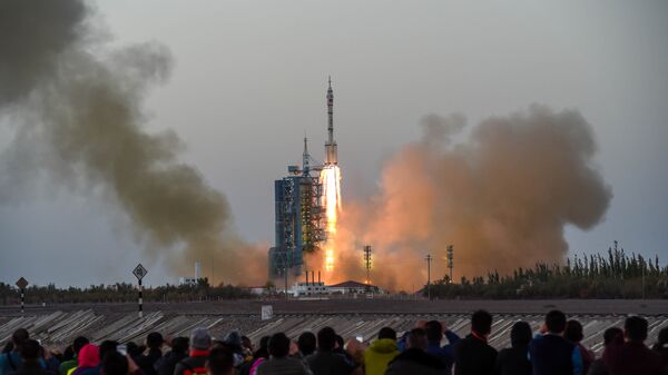 Shenzhou-11 manned spacecraft carrying astronauts Jing Haipeng and Chen Dong blasts off from the launchpad in Jiuquan, China, October 17, 2016 - Sputnik International