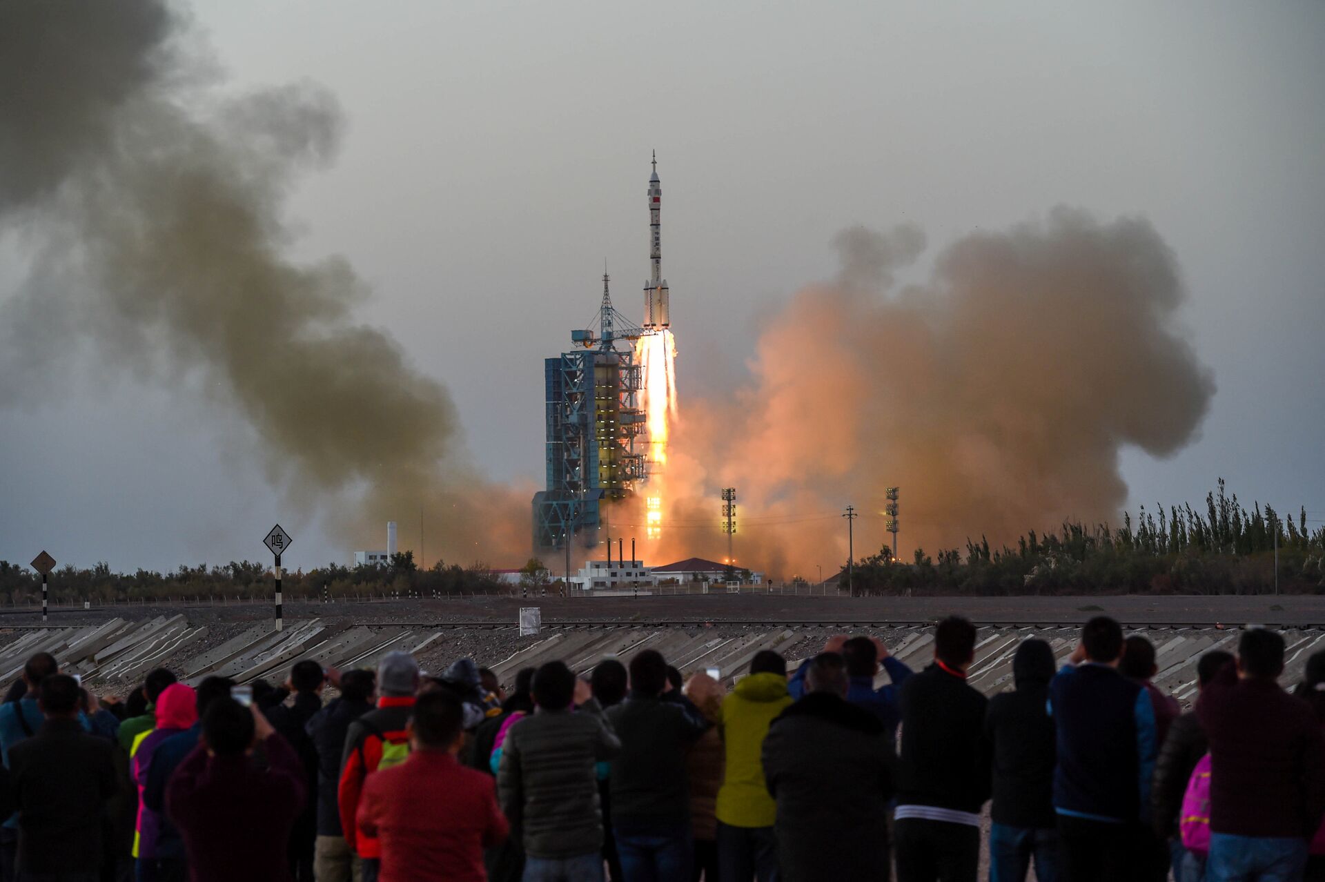 Shenzhou-11 manned spacecraft carrying astronauts Jing Haipeng and Chen Dong blasts off from the launchpad in Jiuquan, China, October 17, 2016 - Sputnik International, 1920, 29.03.2022