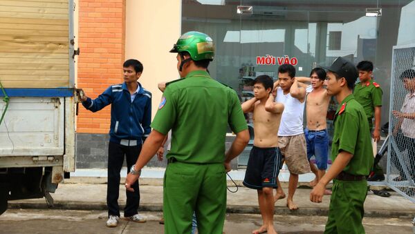Authorities escort drug addicts (back R) as they prepare to board a truck after being rearrested after escaping from a compulsory rehabilitation centre in the southern Vietnamese province of Dong Nai on October 24, 2016 - Sputnik International