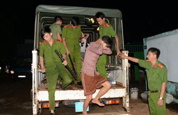 Authorities lead drug addicts from the back of a truck after they were rearrested following a break out from a compulsory drug rehabilitation centre in the southern Vietnamese province of Dong Nai early on October 24, 2016 Authorities lead drug addicts from the back of a truck after they were rearrested following a break out from a compulsory drug rehabilitation centre in the southern Vietnamese province of Dong Nai early on October 24, 2016 - Sputnik International