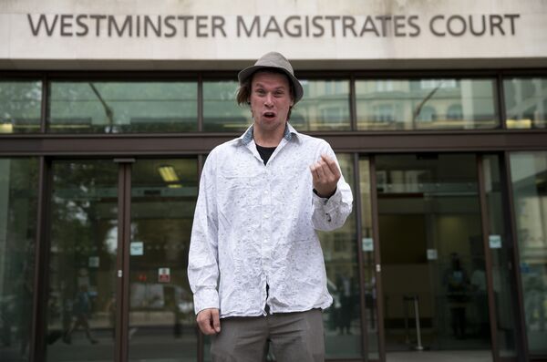 Lauri Love poses for photographers as he arrives at Westminster Magistrates Court in central London on July 25, 2016. Lauri Love poses for photographers as he arrives at Westminster Magistrates Court in central London on July 25, 2016. - Sputnik International