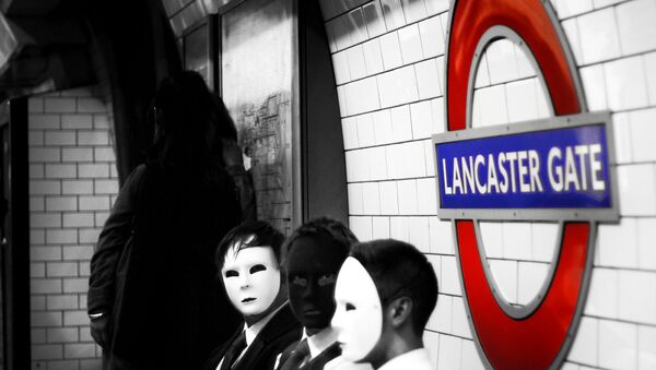 People wearing masks on the London underground - Sputnik International