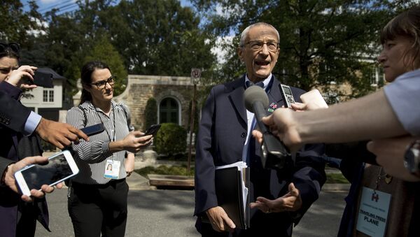 Hillary Clinton's campaign manager John Podesta speaks to members of the media outside Democratic presidential candidate Hillary Clinton's home in Washington (File) - Sputnik International