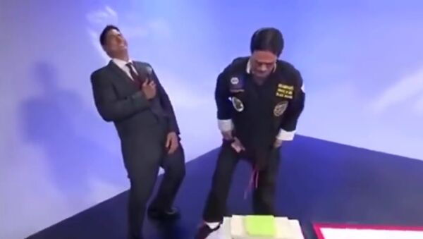 Hilarious moment reporter exposes a fake Kung fu master on live TV - Sputnik International