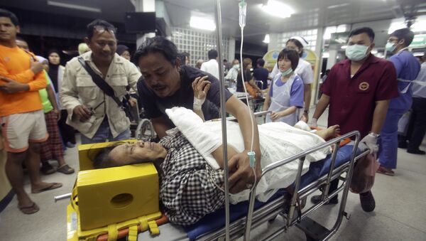An injured woman is brought through a hospital after a bombing in the southern Thai province of Pattani on October 24, 2016 - Sputnik International