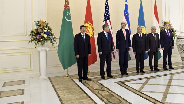 (L-R) Turkmenistan's Foreign Minister Rashid Meredov, Kyrgyz Republic's Foreign Minister Erlan Abdyldaev, US Secretary of State John Kerry, Uzbekistan's Foreign Minister Abdulaziz Kamilov, Kazakstan's Foreign Minister Yerlan Idrissov and Tajikstan's Foreign Minister Sirodjidin Aslov pose for a photo before a C5+1 meeting at the Palace of Forums on the President's Residential Compound on November 1, 2015 in Samarkand - Sputnik International
