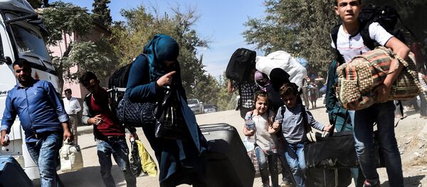 Syrian refugees walk on their way back to the Syrian city of Jarabulus (File) - Sputnik International