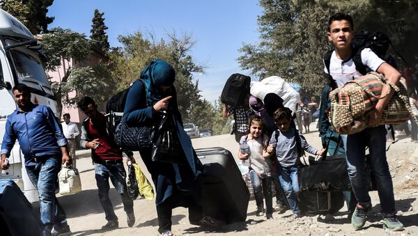Syrian refugees walk on their way back to the Syrian city of Jarabulus (File) - Sputnik International