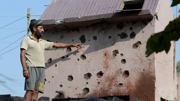 An Indian resident of Gajansoo border village points out damage to property from cross border firing in Kanachak sector, about 25km from Jammu, on October 24, 2016 - Sputnik International