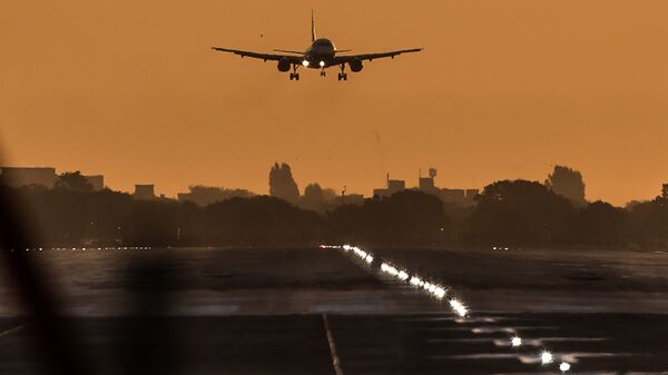 A passenger aircraft prepares to land during sunrise at London Heathrow Airport in west London on October 17, 2016 - Sputnik International