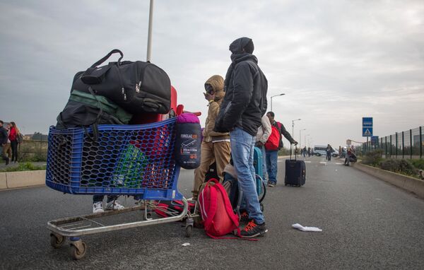 Refugees at a special center for the relocation of migrants (Centres d'Accueil at d'Orientation) near a refugee camp in Calais, France. Refugees at a special center for the relocation of migrants (Centres d'Accueil at d'Orientation) near a refugee camp in Calais, France. - Sputnik International