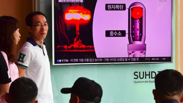 People watch a television news report on North Korea's latest nuclear test at a railway station in Seoul on September 9, 2016 - Sputnik International