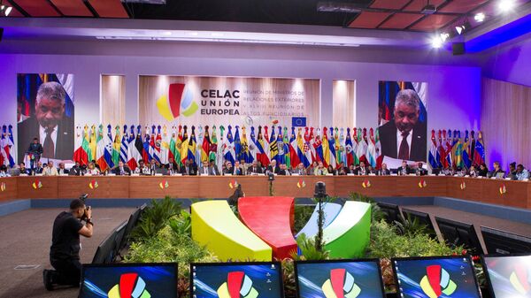 Dominican Foreign Minister Miguel Vargas Maldonado (on screens) delivers a speech during the opening of the XLVIII Senior Officials Meeting of the Community of Latin American and Caribbean States (CELAC) and the European Union (EU) in Santo Domingo, on October 24, 2016 - Sputnik International