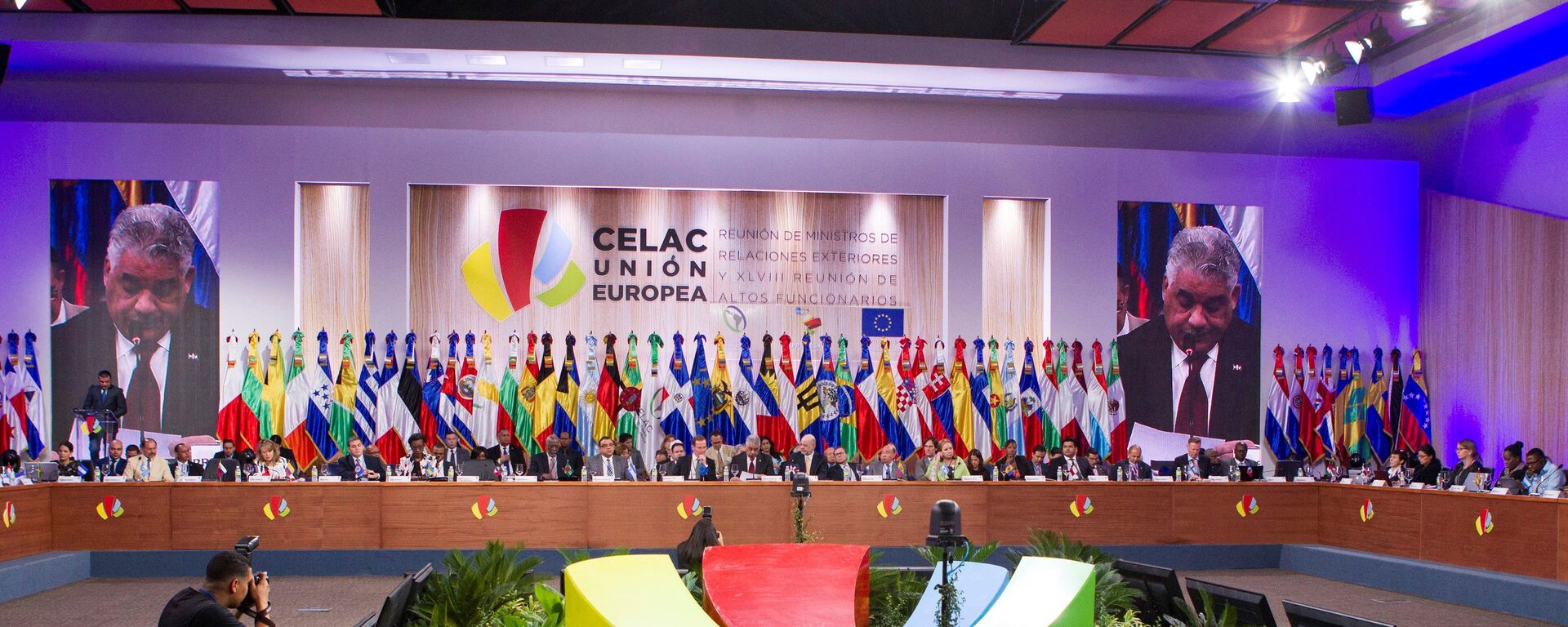 Dominican Foreign Minister Miguel Vargas Maldonado (on screens) delivers a speech during the opening of the XLVIII Senior Officials Meeting of the Community of Latin American and Caribbean States (CELAC) and the European Union (EU) in Santo Domingo, on October 24, 2016 - Sputnik International, 1920, 06.07.2023