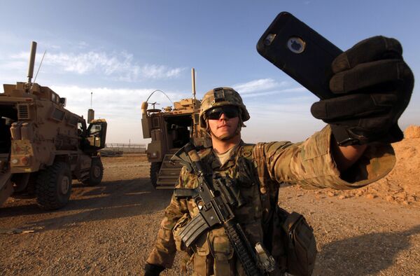 An American soldier takes a selfie at the U.S. army base in Qayyara, south of Mosul October 25, 2016 - Sputnik International
