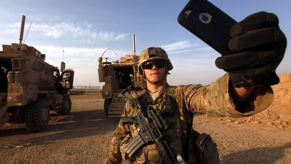 An American soldier takes a selfie at the U.S. army base in Qayyara, south of Mosul October 25, 2016 - Sputnik International