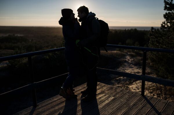 Young people at a viewing point in Curonian Spit National Park. The observation deck is situated at the highest point of the Bolotnaya dune, or Bruhberg dune, offering a beautiful view of the forest, the sea and the bay. - Sputnik International