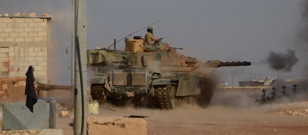 Turkish soldiers fire an upgraded M60 tank during fighting against Daesh terrorists near the northern Syrian village of Beraan, north of the embattled city of Aleppo, on October 24, 2016 - Sputnik International