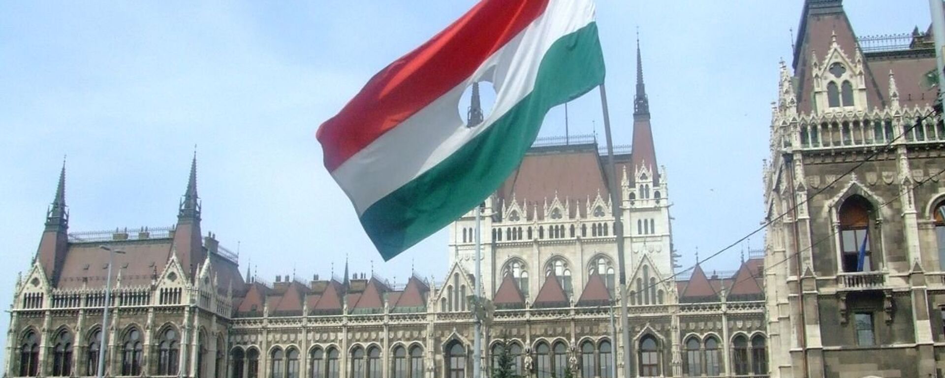 A flag from the 1956 Hungarian Revolution on the memorial to the victims located outside the Hungarian Parliament Building - Sputnik International, 1920, 23.12.2022