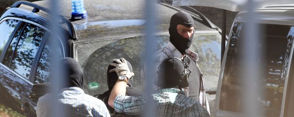 A man suspected of being an Islamic State (IS) militant arrives at the Federal Supreme Court in Karlsruhe, southern Germany, on September 13, 2016 - Sputnik International