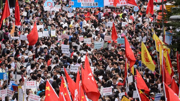 Pro-Beijing supporters gather outside the Legislative Council in Hong Kong on October 26, 2016 - Sputnik International