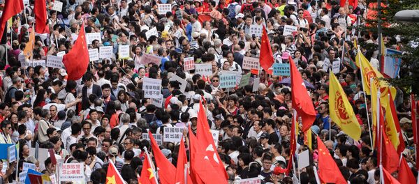 Pro-Beijing supporters gather outside the Legislative Council in Hong Kong on October 26, 2016 Pro-Beijing supporters gather outside the Legislative Council in Hong Kong on October 26, 2016 - Sputnik International