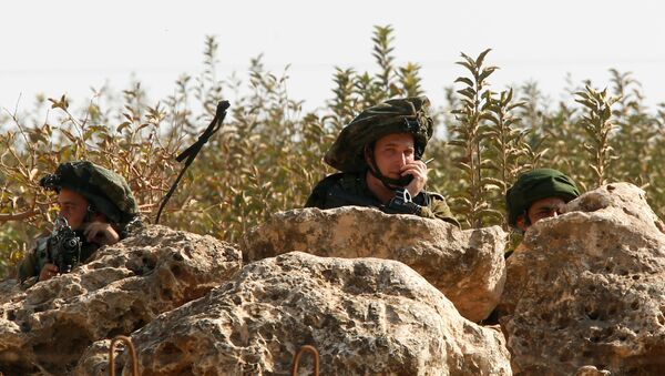 Israeli soldiers take position in the Israeli town of Metulla, as seen from the border village of Kfar Kila, south Lebanon October 26, 2016 - Sputnik International