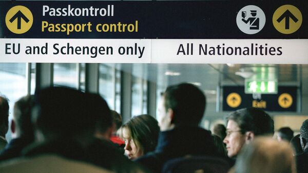 Travellers queue for passport control at Stockholm airport Arlanda - Sputnik International