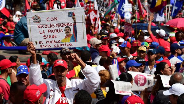 Supporters of Venezuelan president Nicolas Maduro demonstrate in the streets of Caracas on October 25, 2016 - Sputnik International