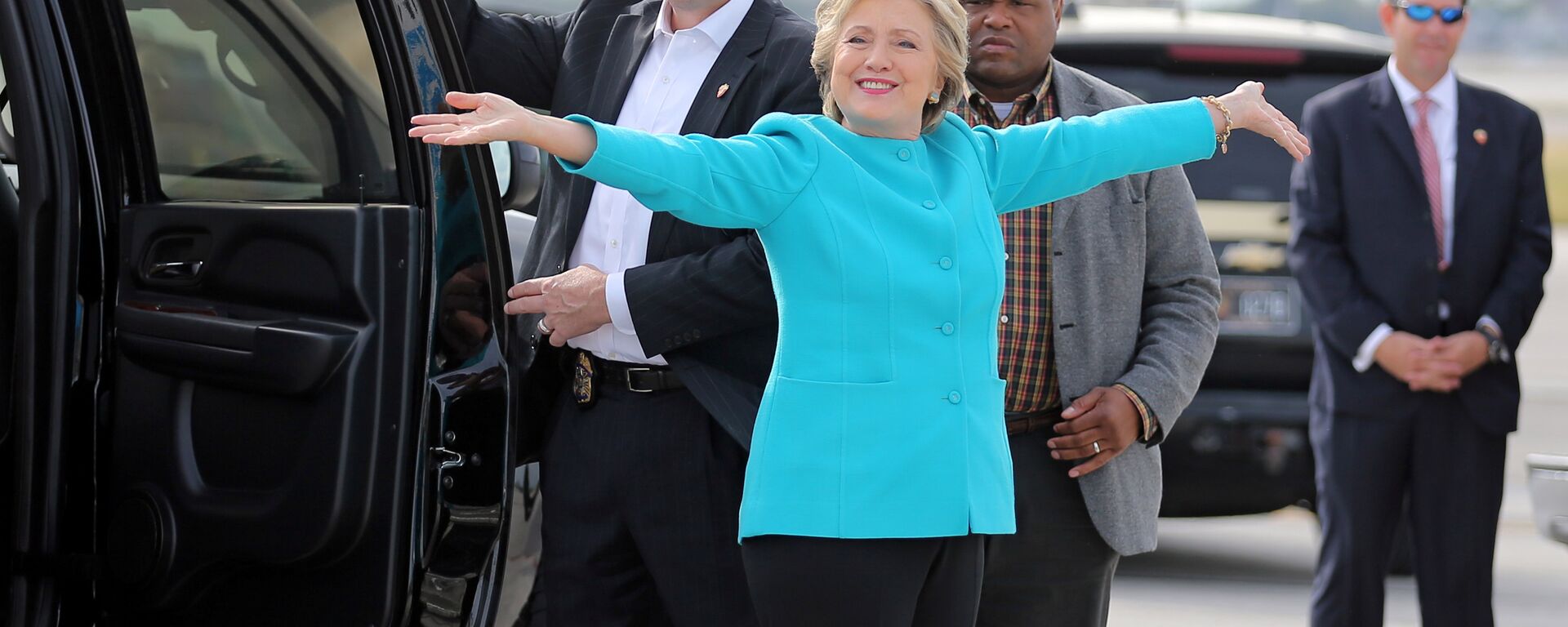 U.S. Democratic presidential candidate Hillary Clinton reacts before boarding her campaign plane at Miami international airport in Miami, Florida, U.S., October 26, 2016. - Sputnik International, 1920, 16.09.2021