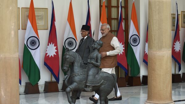Indian Prime Minister Narendra Modi (R) walks with Nepalese Prime Minister Pushpa Kamal Dahal prior to a meeting in New Delhi on September 16, 2016 - Sputnik International