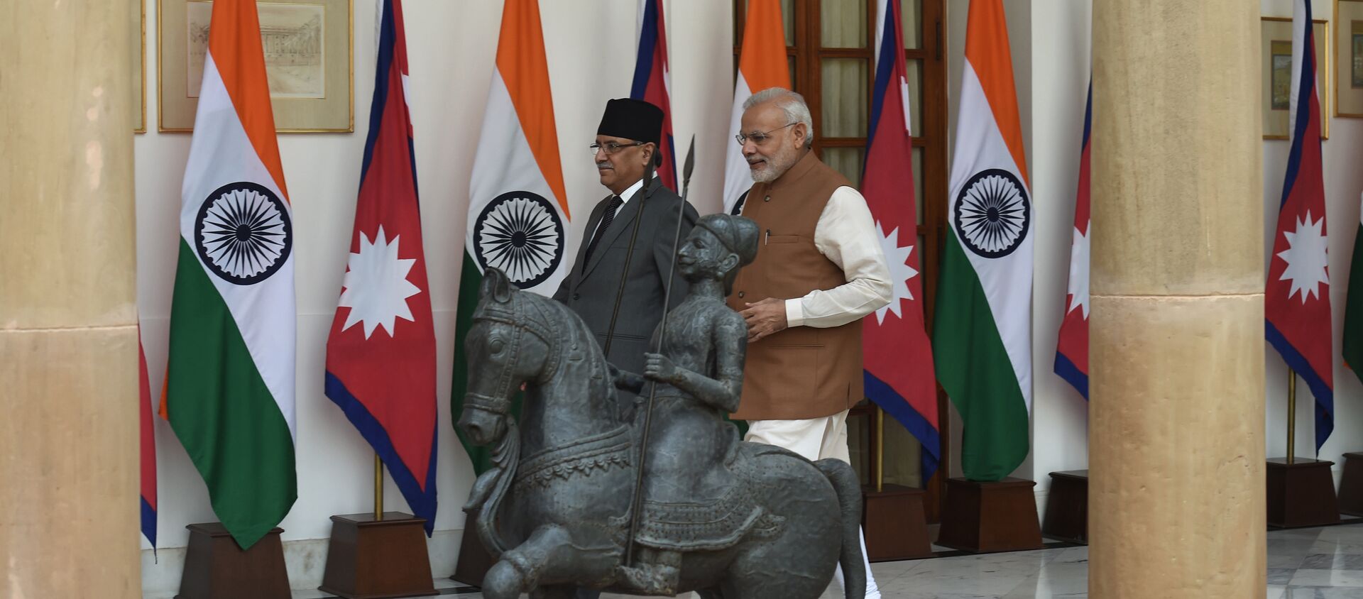 Indian Prime Minister Narendra Modi (R) walks with Nepalese Prime Minister Pushpa Kamal Dahal prior to a meeting in New Delhi on September 16, 2016 - Sputnik International, 1920, 04.01.2021