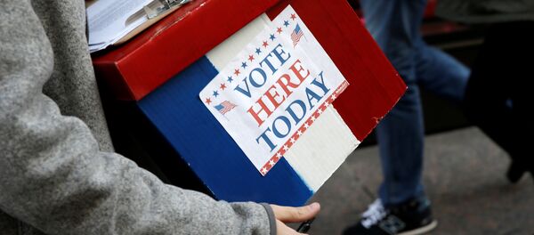 An election volunteer holds a box outside Trump Tower in the Manhattan borough of New York City, October 26, 2016 - Sputnik International